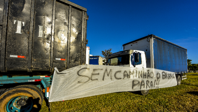 Truck drivers go on strike in São José dos Campos